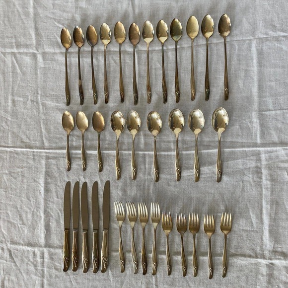 35 PC WM Rogers International Exquisite Reinforced Silverplate w Iced Tea Spoons - Picture 2 of 13